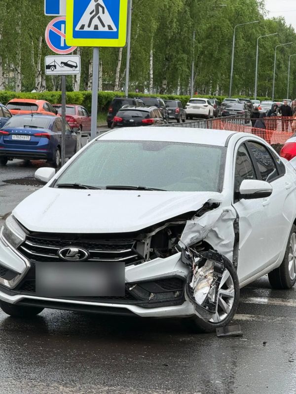 В Архангельске на перекрёстке Ломоносова и Логинова сбили светофор В Архангельске на перекрёстке Ломоносова и Логинова сбили светофор