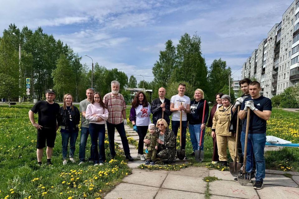 Чтобы помнили! На Ленинградском проспекте появилась «Аллея героев», здесь высадили саженцы 12 дубов Чтобы помнили! На Ленинградском проспекте появилась «Аллея героев», здесь высадили саженцы 12 дубов