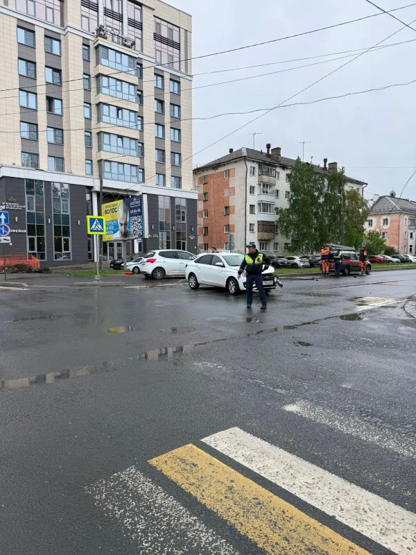 В Архангельске на перекрёстке Ломоносова и Логинова сбили светофор В Архангельске на перекрёстке Ломоносова и Логинова сбили светофор