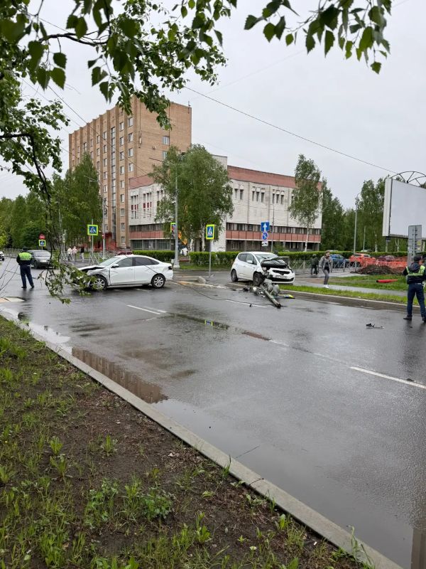 В Архангельске на перекрёстке Ломоносова и Логинова сбили светофор В Архангельске на перекрёстке Ломоносова и Логинова сбили светофор
