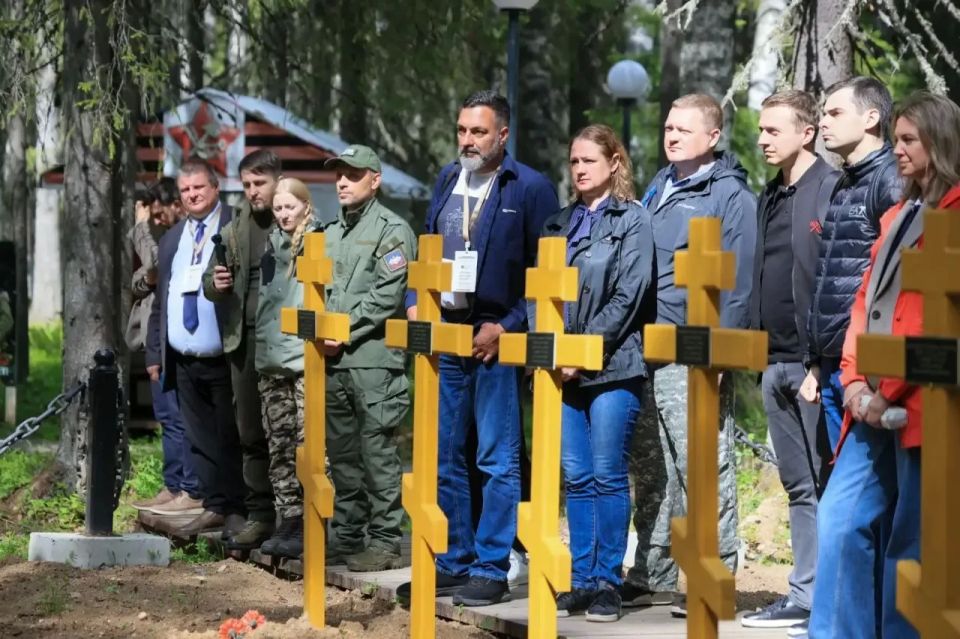 Александр Цыбульский: Участники VI методического семинара Российского военно-исторического общества сегодня побывали на «Юрьевском рубеже» – одном из важнейших мемориальных комплексов как Архангельской области, так и всей... Александр Цыбульский: Участники VI методического семинара Российского военно-исторического общества сегодня побывали на «Юрьевском рубеже» – одном из важнейших мемориальных комплексов как Архангельской области, так и всей...