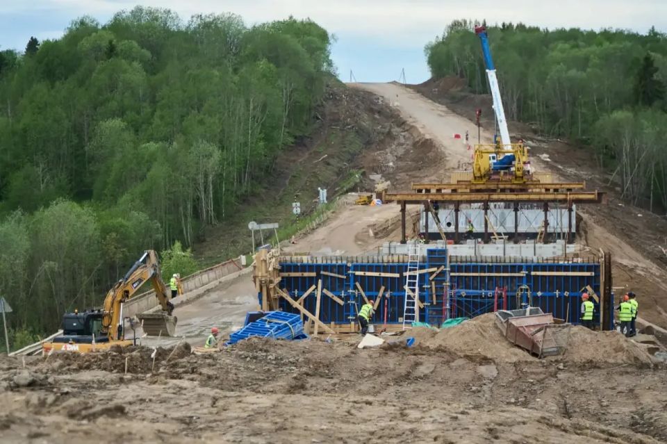Александр Цыбульский: На мосту через реку Вождоромка в Приморском округе начали подготовку к одному из важнейших этапов реконструкции: специалисты монтируют консольно-шлюзовой кран для установки пролетов будущего перехода Александр Цыбульский: На мосту через реку Вождоромка в Приморском округе начали подготовку к одному из важнейших этапов реконструкции: специалисты монтируют консольно-шлюзовой кран для установки пролетов будущего перехода