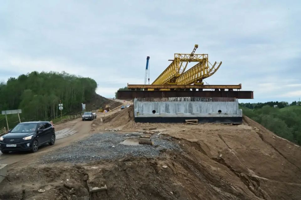 Александр Цыбульский: На мосту через реку Вождоромка в Приморском округе начали подготовку к одному из важнейших этапов реконструкции: специалисты монтируют консольно-шлюзовой кран для установки пролетов будущего перехода Александр Цыбульский: На мосту через реку Вождоромка в Приморском округе начали подготовку к одному из важнейших этапов реконструкции: специалисты монтируют консольно-шлюзовой кран для установки пролетов будущего перехода