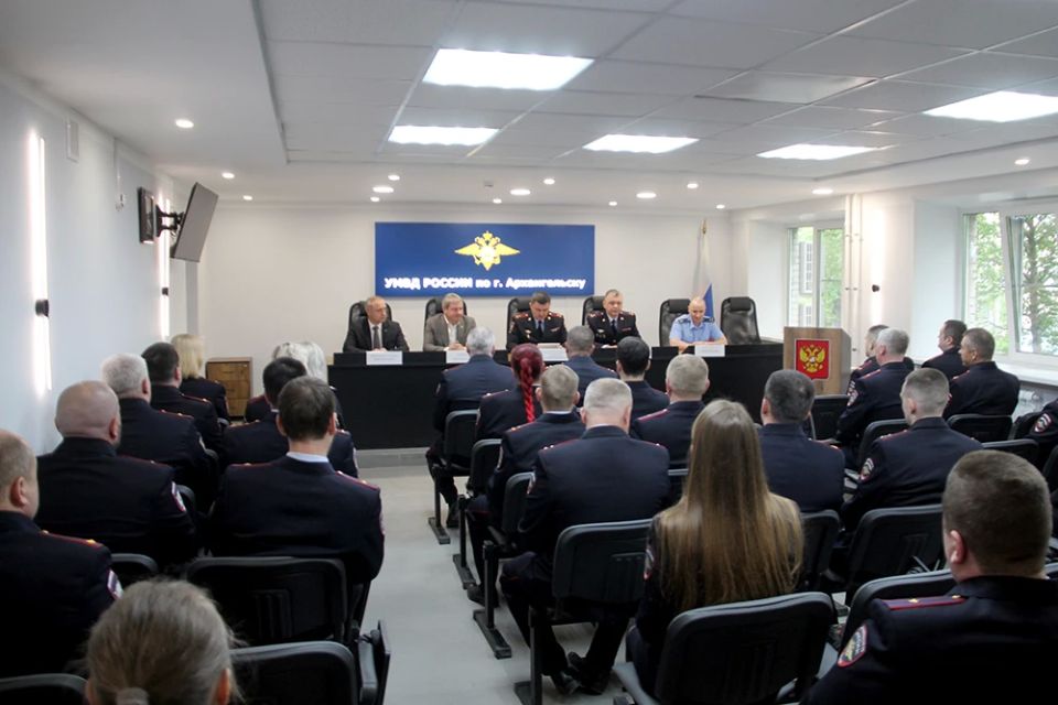 Сегодня заместитель начальника УМВД России по Архангельской области – начальник полиции полковник полиции Алексей Кульченко представил личному составу нового начальника УМВД России по городу Архангельску Сегодня заместитель начальника УМВД России по Архангельской области – начальник полиции полковник полиции Алексей Кульченко представил личному составу нового начальника УМВД России по городу Архангельску