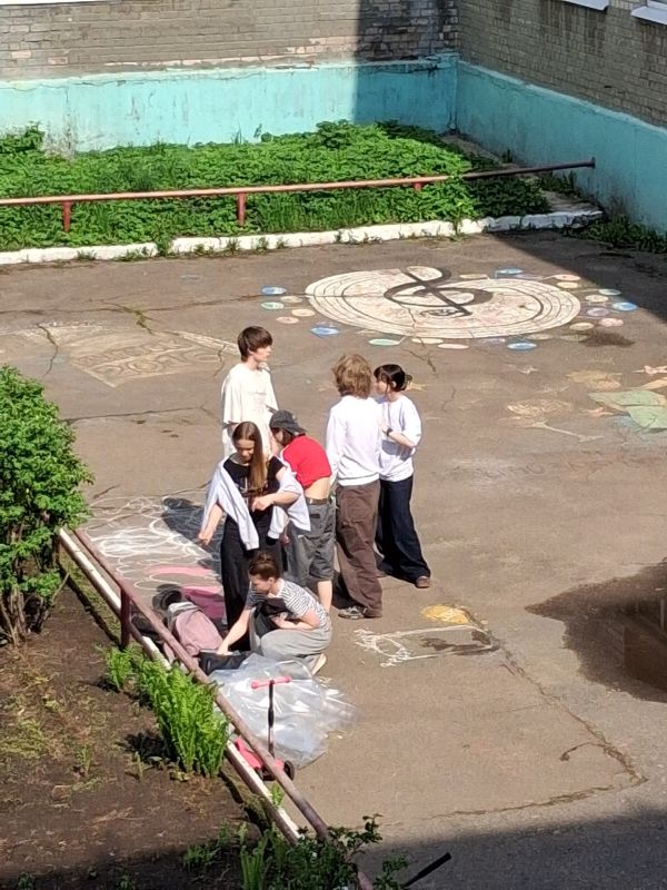 Выпускники превратили асфальт в холст для добрых пожеланий Выпускники превратили асфальт в холст для добрых пожеланий