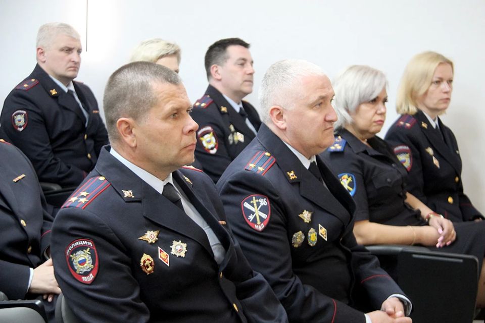 Сегодня заместитель начальника УМВД России по Архангельской области – начальник полиции полковник полиции Алексей Кульченко представил личному составу нового начальника УМВД России по городу Архангельску Сегодня заместитель начальника УМВД России по Архангельской области – начальник полиции полковник полиции Алексей Кульченко представил личному составу нового начальника УМВД России по городу Архангельску