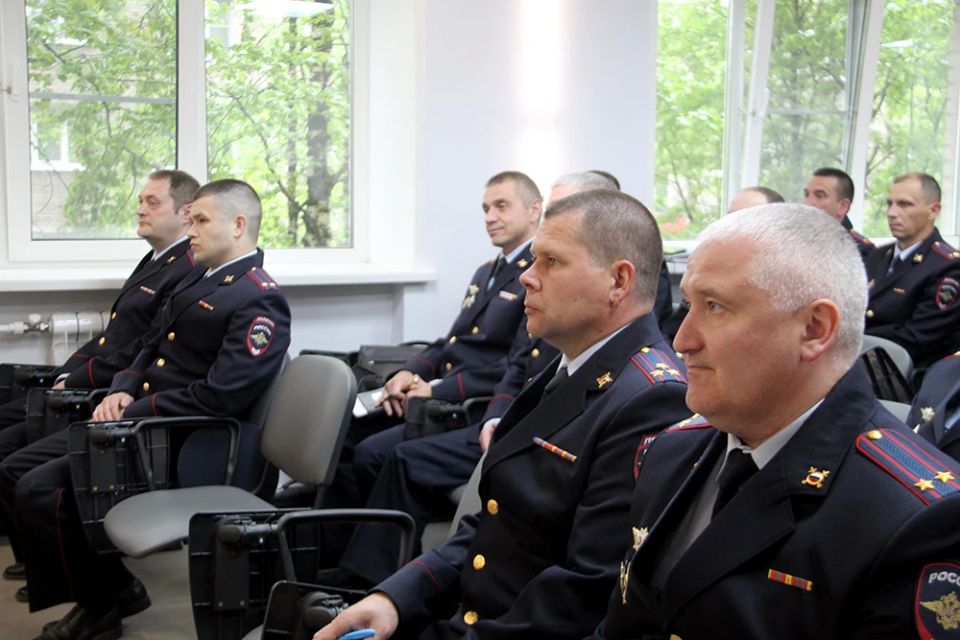 Сегодня заместитель начальника УМВД России по Архангельской области – начальник полиции полковник полиции Алексей Кульченко представил личному составу нового начальника УМВД России по городу Архангельску Сегодня заместитель начальника УМВД России по Архангельской области – начальник полиции полковник полиции Алексей Кульченко представил личному составу нового начальника УМВД России по городу Архангельску