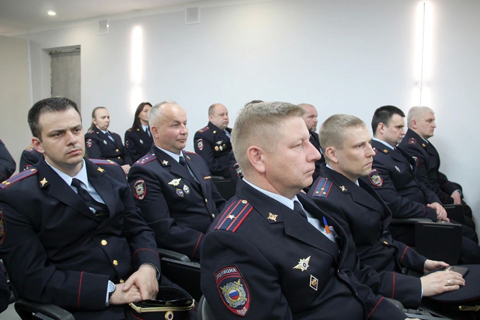 Сегодня заместитель начальника УМВД России по Архангельской области – начальник полиции полковник полиции Алексей Кульченко представил личному составу нового начальника УМВД России по городу Архангельску Сегодня заместитель начальника УМВД России по Архангельской области – начальник полиции полковник полиции Алексей Кульченко представил личному составу нового начальника УМВД России по городу Архангельску