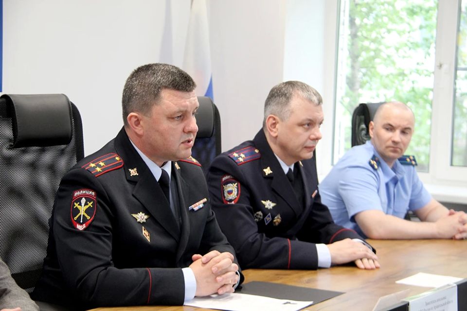Сегодня заместитель начальника УМВД России по Архангельской области – начальник полиции полковник полиции Алексей Кульченко представил личному составу нового начальника УМВД России по городу Архангельску Сегодня заместитель начальника УМВД России по Архангельской области – начальник полиции полковник полиции Алексей Кульченко представил личному составу нового начальника УМВД России по городу Архангельску