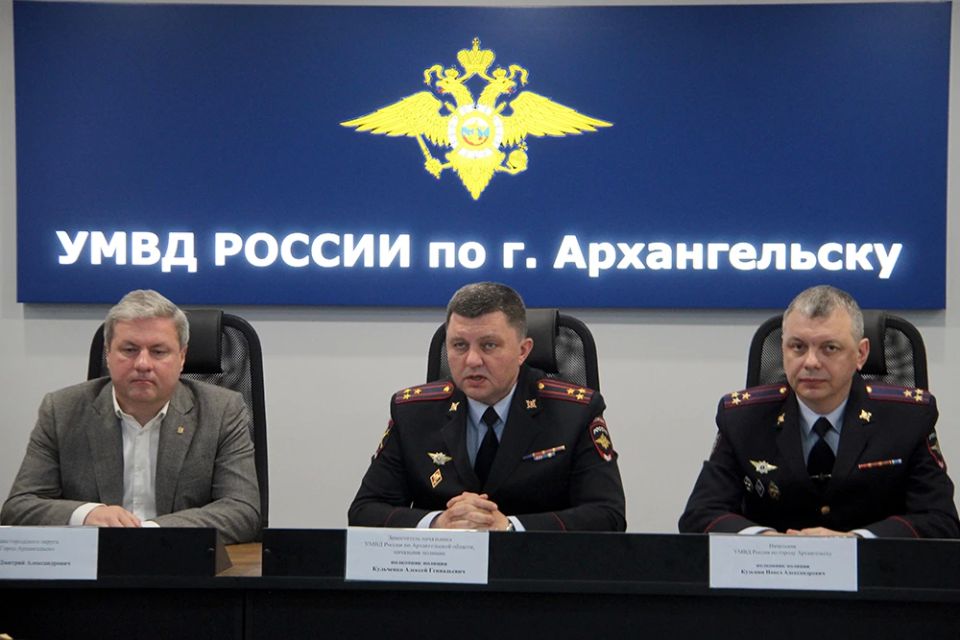 Сегодня заместитель начальника УМВД России по Архангельской области – начальник полиции полковник полиции Алексей Кульченко представил личному составу нового начальника УМВД России по городу Архангельску Сегодня заместитель начальника УМВД России по Архангельской области – начальник полиции полковник полиции Алексей Кульченко представил личному составу нового начальника УМВД России по городу Архангельску