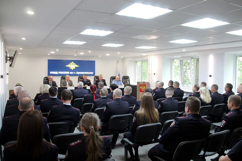 Сегодня заместитель начальника УМВД России по Архангельской области – начальник полиции полковник полиции Алексей Кульченко представил личному составу нового начальника УМВД России по городу Архангельску Сегодня заместитель начальника УМВД России по Архангельской области – начальник полиции полковник полиции Алексей Кульченко представил личному составу нового начальника УМВД России по городу Архангельску