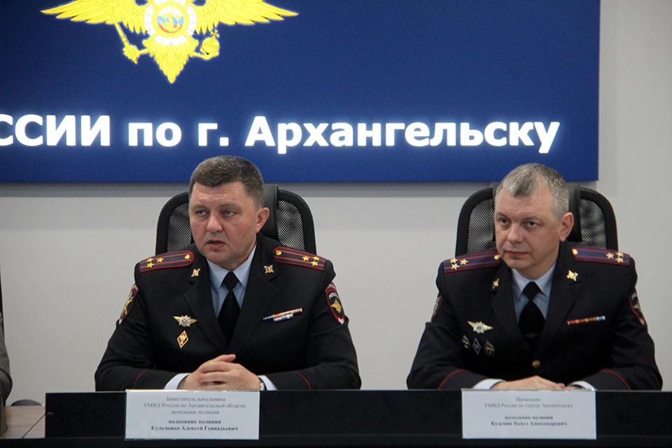 Сегодня заместитель начальника УМВД России по Архангельской области – начальник полиции полковник полиции Алексей Кульченко представил личному составу нового начальника УМВД России по городу Архангельску Сегодня заместитель начальника УМВД России по Архангельской области – начальник полиции полковник полиции Алексей Кульченко представил личному составу нового начальника УМВД России по городу Архангельску