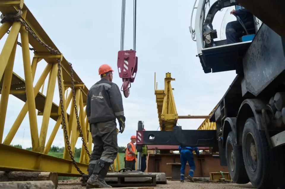 Александр Цыбульский: На мосту через реку Вождоромка в Приморском округе начали подготовку к одному из важнейших этапов реконструкции: специалисты монтируют консольно-шлюзовой кран для установки пролетов будущего перехода Александр Цыбульский: На мосту через реку Вождоромка в Приморском округе начали подготовку к одному из важнейших этапов реконструкции: специалисты монтируют консольно-шлюзовой кран для установки пролетов будущего перехода