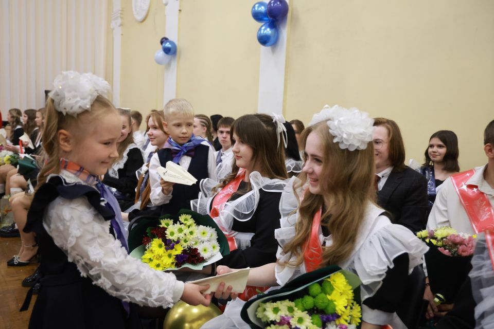 Почти 5400 выпускников в Архангельске отмечают последний звонок Почти 5400 выпускников в Архангельске отмечают последний звонок