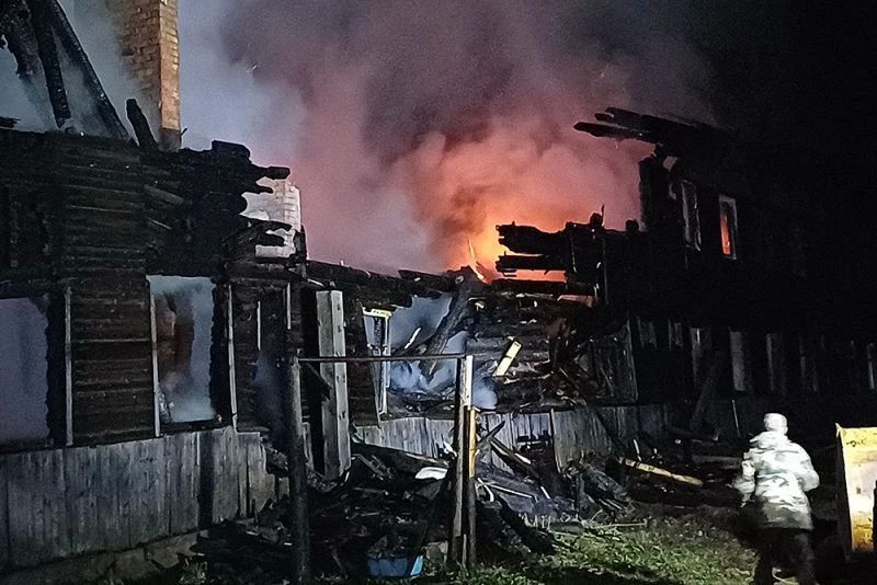 Сообщение о возгорании деревянного 12-квартирного частично расселенного жилого дома в поселке Ерцево поступило в ОМВД России по Коношскому району вечером 12 мая