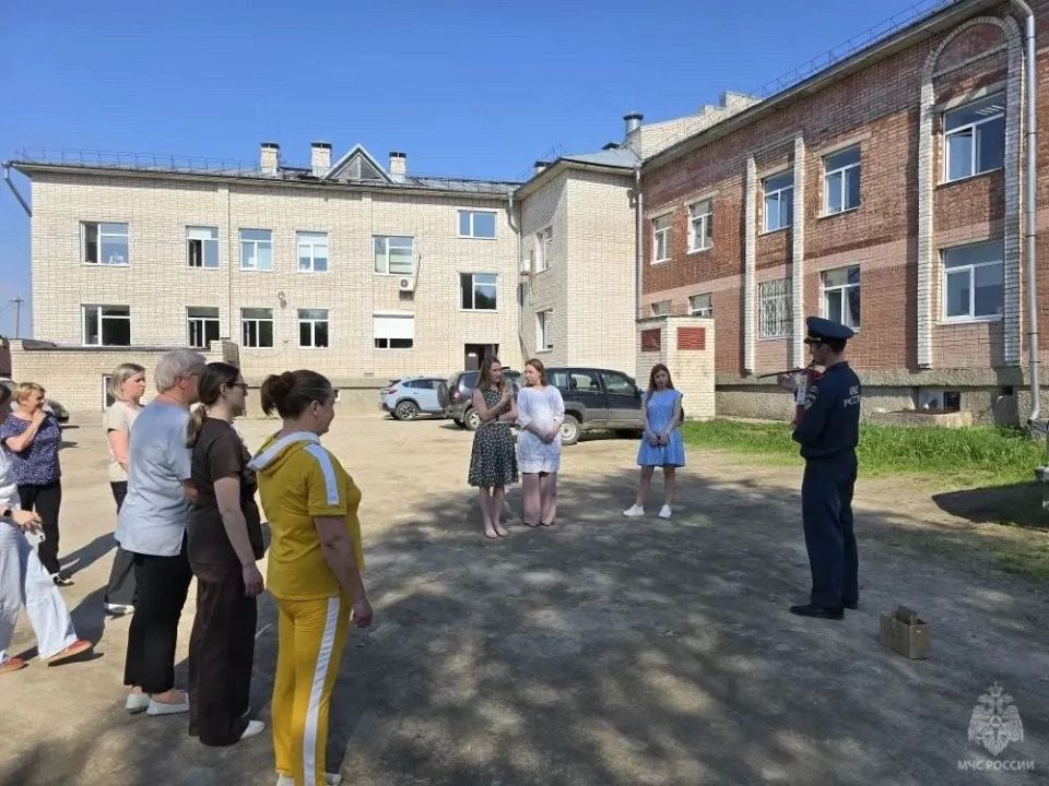 Сотрудники Госпожнадзора провели тренировку по эвакуации Сотрудники Госпожнадзора провели тренировку по эвакуации