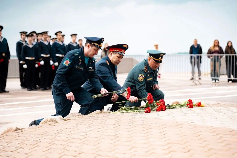 Вечная память героям. Сотрудники Главного управления МЧС России по Архангельской области приняли участие в памятно-мемориальном мероприятии, посвященном Дню памяти северных юнг Вечная память героям. Сотрудники Главного управления МЧС России по Архангельской области приняли участие в памятно-мемориальном мероприятии, посвященном Дню памяти северных юнг