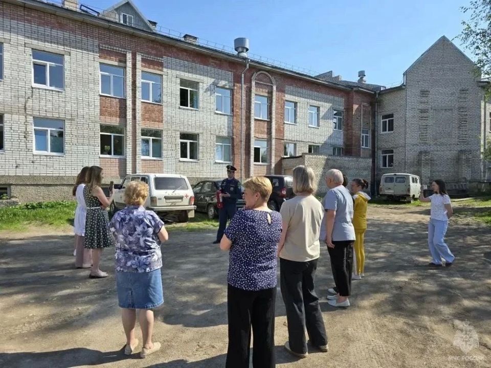 Сотрудники Госпожнадзора провели тренировку по эвакуации Сотрудники Госпожнадзора провели тренировку по эвакуации
