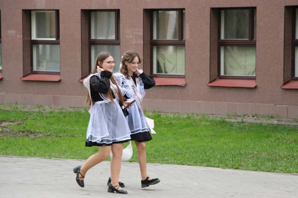 Психологи попросили родителей выпускников не дарить детям дорогие подарки на окончание школы или университета