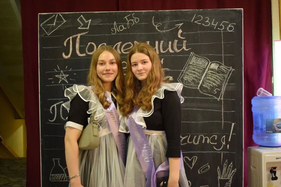 Смотрите, как отмечали последний звонок выпускники в Коряжме Смотрите, как отмечали последний звонок выпускники в Коряжме