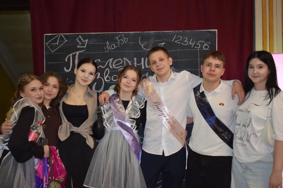 Смотрите, как отмечали последний звонок выпускники в Коряжме Смотрите, как отмечали последний звонок выпускники в Коряжме