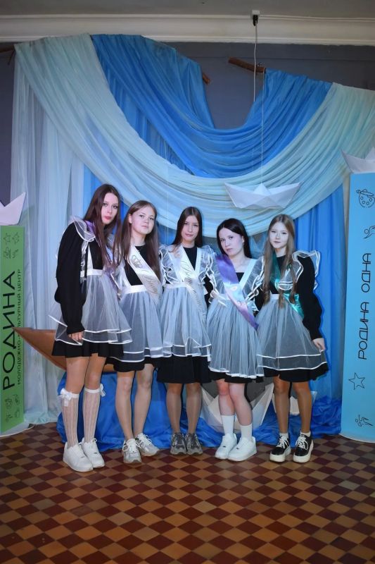 Смотрите, как отмечали последний звонок выпускники в Коряжме Смотрите, как отмечали последний звонок выпускники в Коряжме