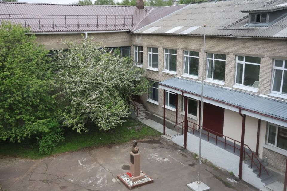 Сегодня вновь посетил школу № 55 в Маймаксе, где идёт капитальный ремонт Сегодня вновь посетил школу № 55 в Маймаксе, где идёт капитальный ремонт