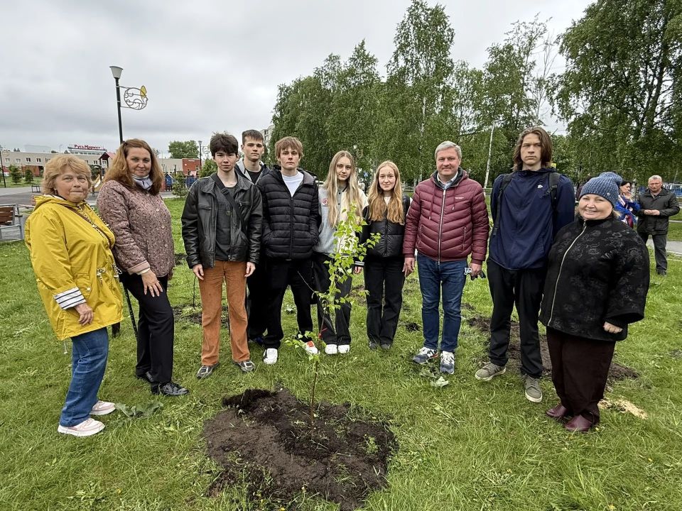 Выпускники школ Ломоносовского округа заложили аллею «Единство» Выпускники школ Ломоносовского округа заложили аллею «Единство»