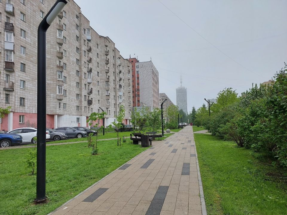 Когда город дышит весной. Цветущие ветви словно обрамляют этот тихий уголок – аллею на Воскресенской Когда город дышит весной. Цветущие ветви словно обрамляют этот тихий уголок – аллею на Воскресенской