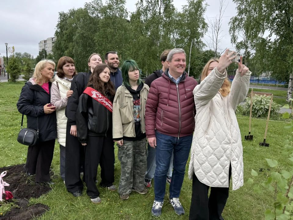 Выпускники школ Ломоносовского округа заложили аллею «Единство» Выпускники школ Ломоносовского округа заложили аллею «Единство»