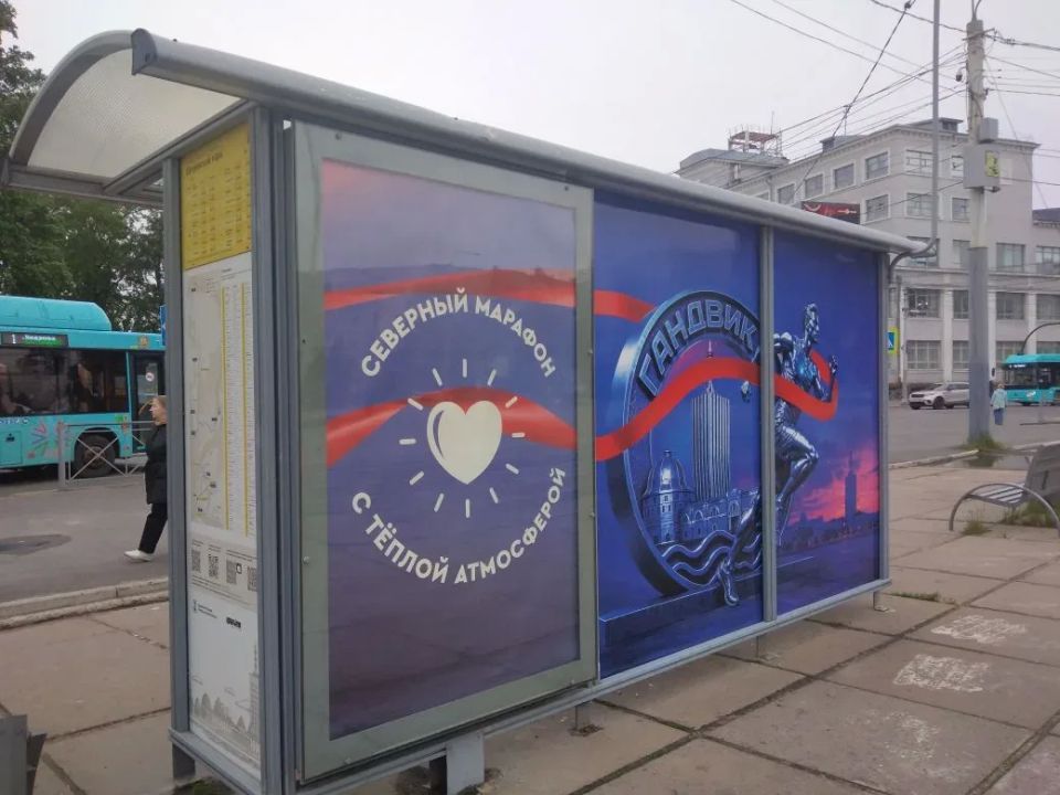 Старт задан! Остановка на площади Ленина превратилась в спортивную трибуну Старт задан! Остановка на площади Ленина превратилась в спортивную трибуну