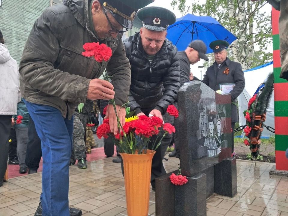Новый памятник пограничникам открылся в Онеге: уважение и память героям Новый памятник пограничникам открылся в Онеге: уважение и память героям
