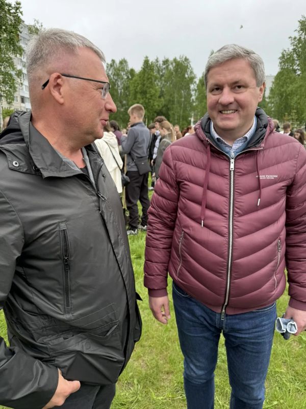 Выпускники школ Ломоносовского округа заложили аллею «Единство» Выпускники школ Ломоносовского округа заложили аллею «Единство»
