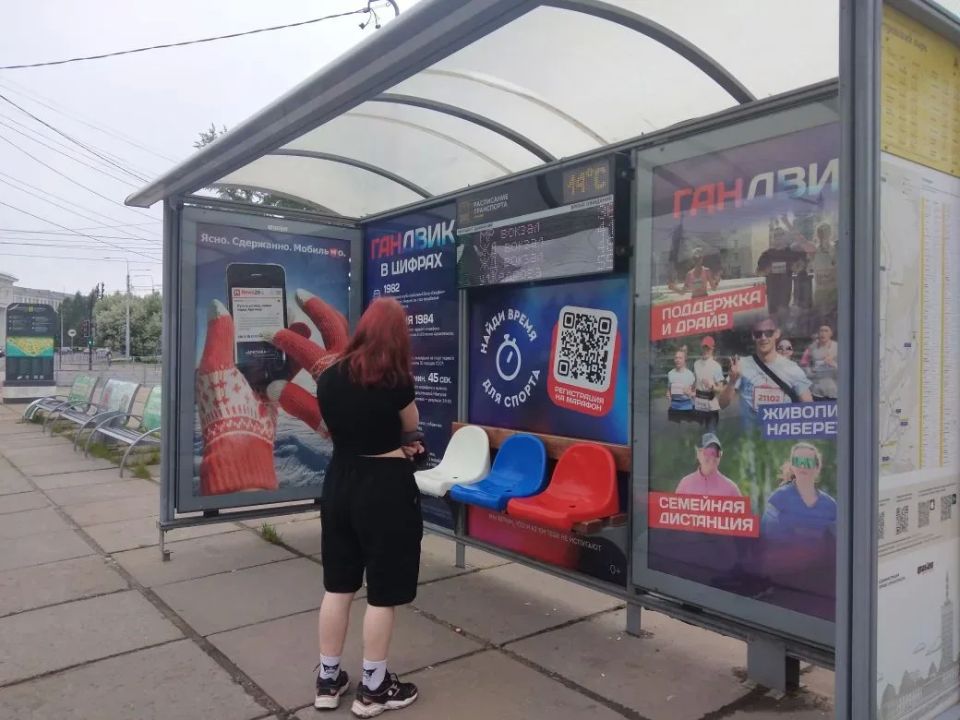Старт задан! Остановка на площади Ленина превратилась в спортивную трибуну Старт задан! Остановка на площади Ленина превратилась в спортивную трибуну