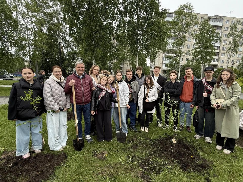 Выпускники школ Ломоносовского округа заложили аллею «Единство» Выпускники школ Ломоносовского округа заложили аллею «Единство»