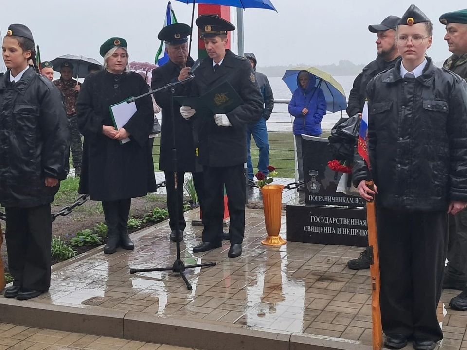Новый памятник пограничникам открылся в Онеге: уважение и память героям Новый памятник пограничникам открылся в Онеге: уважение и память героям
