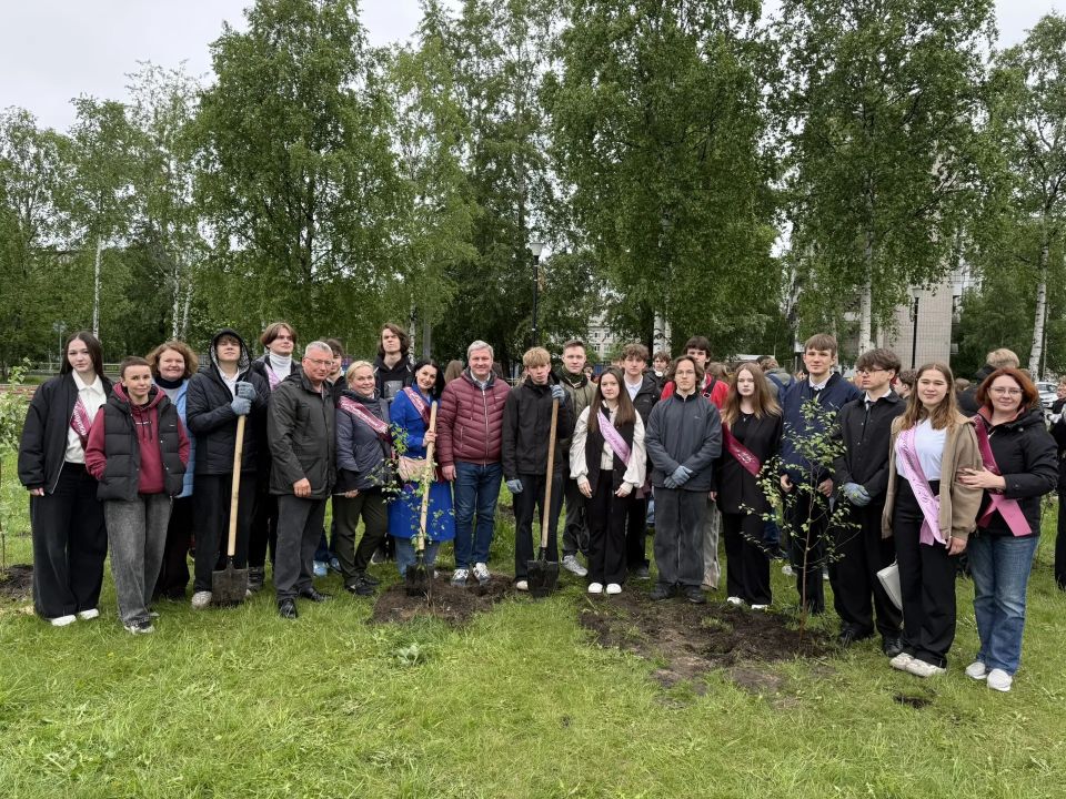 Выпускники школ Ломоносовского округа заложили аллею «Единство» Выпускники школ Ломоносовского округа заложили аллею «Единство»