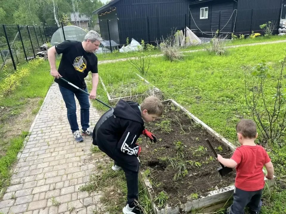 Суббота, грядки и самые главные помощники Суббота, грядки и самые главные помощники
