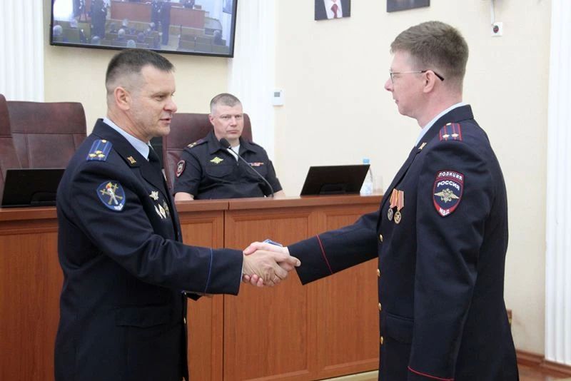 Сегодня в торжественной обстановке врио начальника УМВД России по Архангельской области полковник юстиции Алексей Ситников поздравил личный состав подразделений ПДН и ЦВСНП регионального УМВД с профессиональным праздником и... Сегодня в торжественной обстановке врио начальника УМВД России по Архангельской области полковник юстиции Алексей Ситников поздравил личный состав подразделений ПДН и ЦВСНП регионального УМВД с профессиональным праздником и...