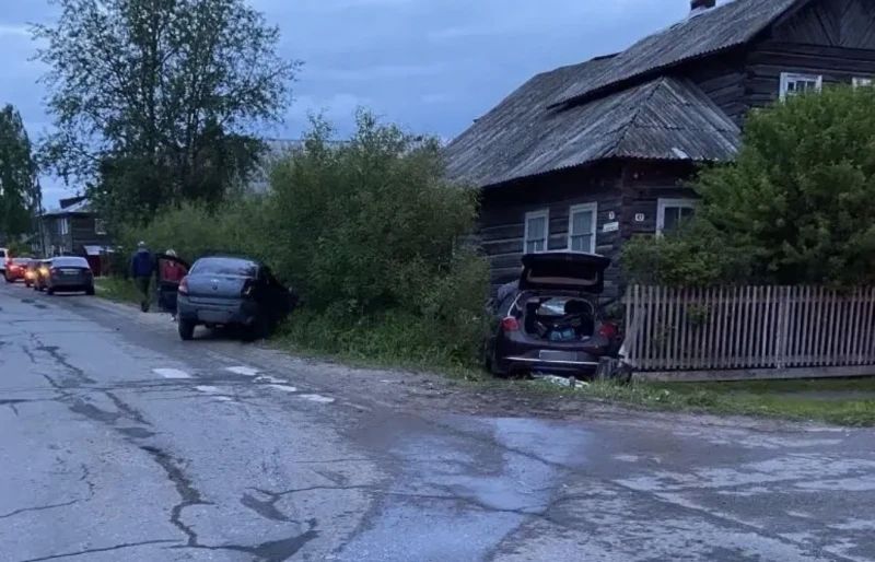 31 мая около 21:30 в полицию Вельского округа поступила информация о дорожно-транспортном происшествии на перекрестке улиц Карла Маркса и Нечаевского 31 мая около 21:30 в полицию Вельского округа поступила информация о дорожно-транспортном происшествии на перекрестке улиц Карла Маркса и Нечаевского
