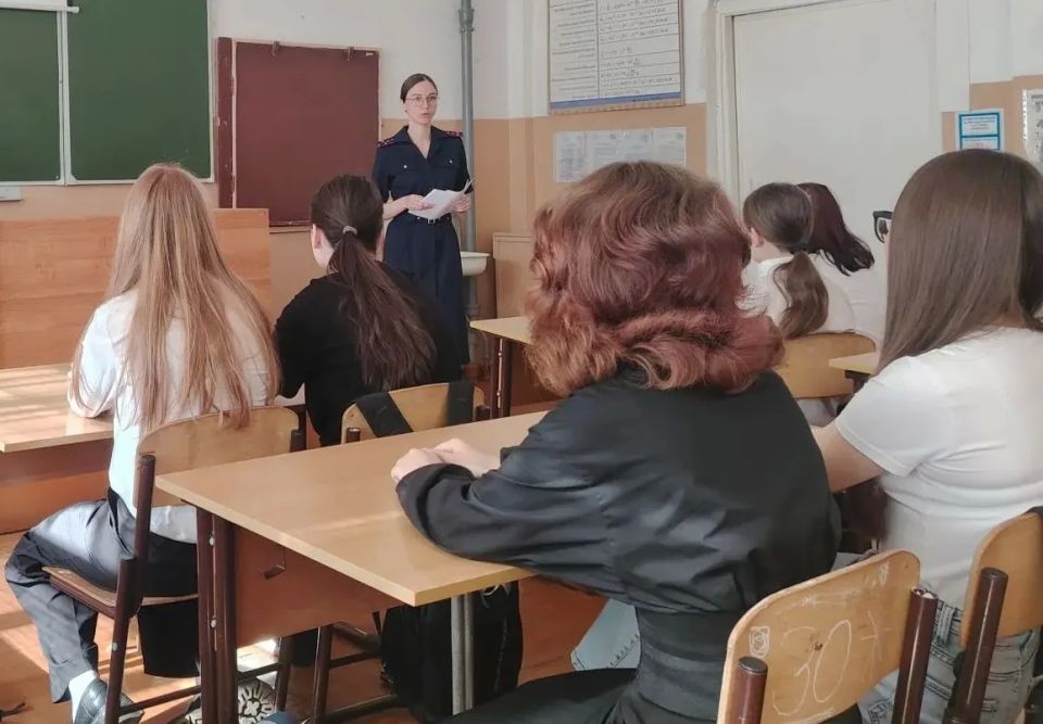 Следователи провели профилактическое занятие для учащихся школы города Котласа ко Дню защиты детей Следователи провели профилактическое занятие для учащихся школы города Котласа ко Дню защиты детей