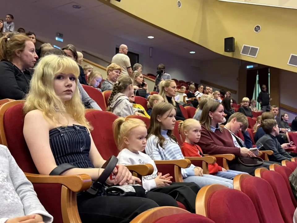 Сегодня с сыном посмотрели премьеру музыкального спектакля «Вай-о-Лет» по сказкам архангельского автора Елены Казакевич Сегодня с сыном посмотрели премьеру музыкального спектакля «Вай-о-Лет» по сказкам архангельского автора Елены Казакевич