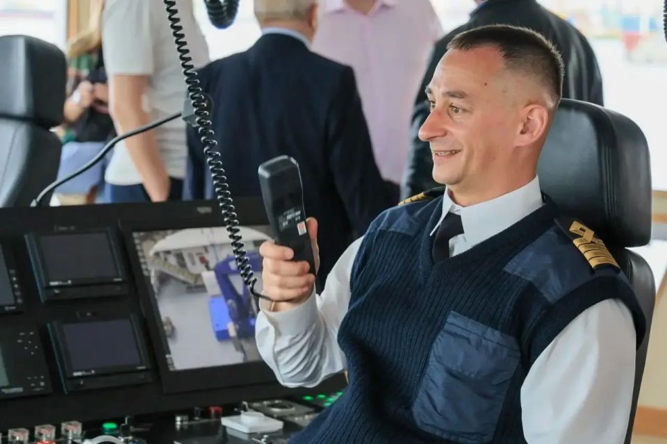 Александр Цыбульский: Сегодня для рыбопромышленной отрасли Архангельской области важное событие: на ярусолове-процессоре «Марлин» поднят Государственный флаг Российской Федерации Александр Цыбульский: Сегодня для рыбопромышленной отрасли Архангельской области важное событие: на ярусолове-процессоре «Марлин» поднят Государственный флаг Российской Федерации