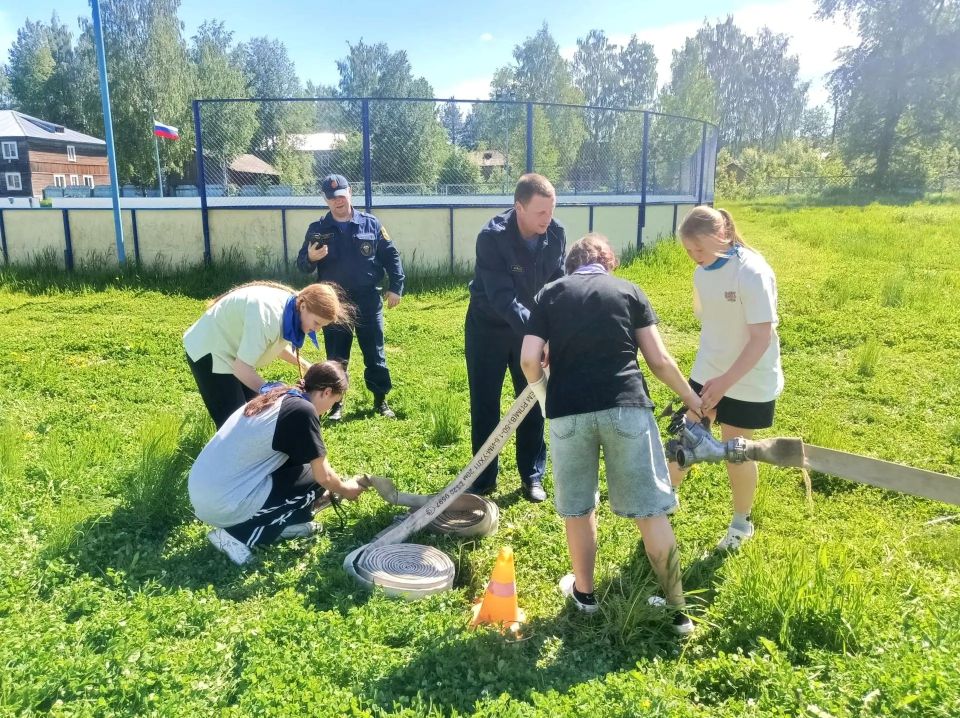 В Верхней Тойме сотрудники ПЧ-27 провели для детского лагеря эстафету с боевым развертыванием В Верхней Тойме сотрудники ПЧ-27 провели для детского лагеря эстафету с боевым развертыванием