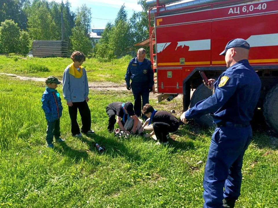 В Верхней Тойме сотрудники ПЧ-27 провели для детского лагеря эстафету с боевым развертыванием В Верхней Тойме сотрудники ПЧ-27 провели для детского лагеря эстафету с боевым развертыванием