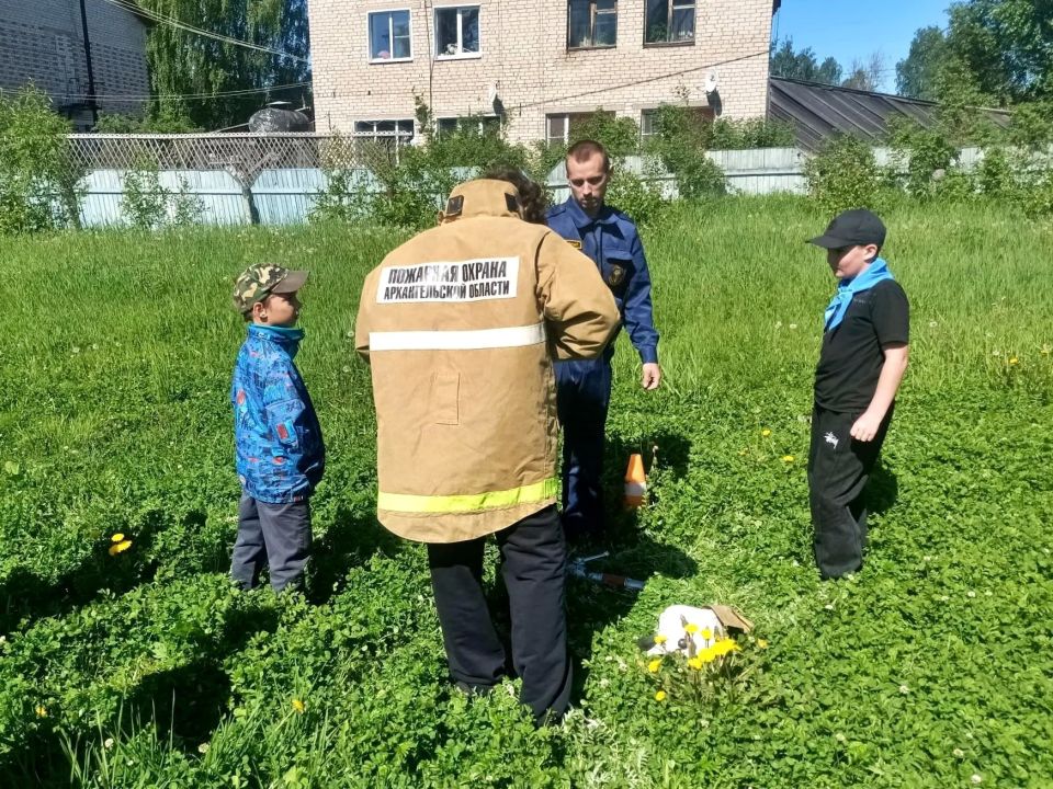 В Верхней Тойме сотрудники ПЧ-27 провели для детского лагеря эстафету с боевым развертыванием В Верхней Тойме сотрудники ПЧ-27 провели для детского лагеря эстафету с боевым развертыванием
