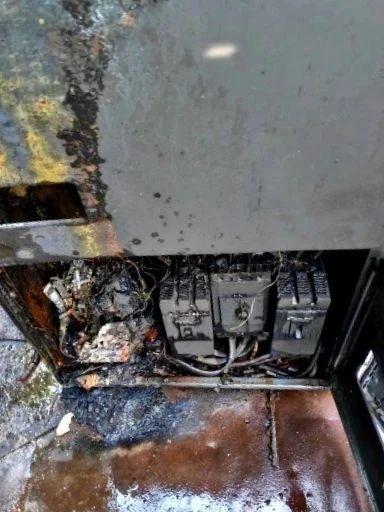 В Ленском округе, в селе Яренск, загорелась трансформаторная будка В Ленском округе, в селе Яренск, загорелась трансформаторная будка