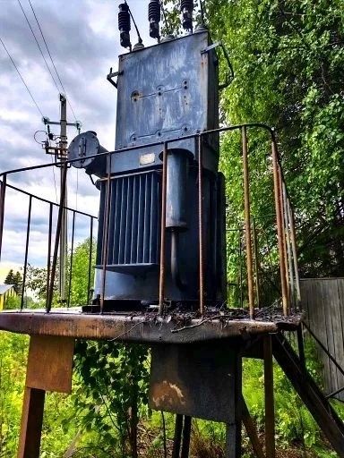 В Ленском округе, в селе Яренск, загорелась трансформаторная будка В Ленском округе, в селе Яренск, загорелась трансформаторная будка