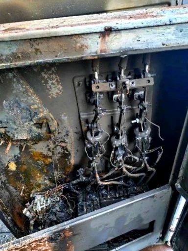 В Ленском округе, в селе Яренск, загорелась трансформаторная будка В Ленском округе, в селе Яренск, загорелась трансформаторная будка