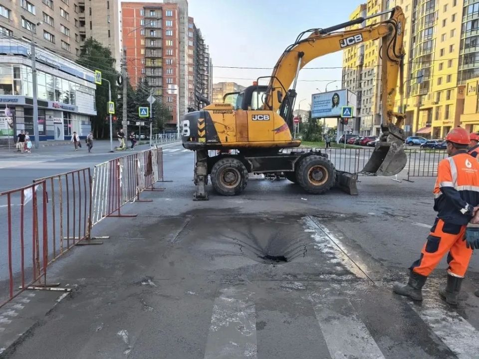 В Архангельске устраняют аварию на канализационных сетях В Архангельске устраняют аварию на канализационных сетях
